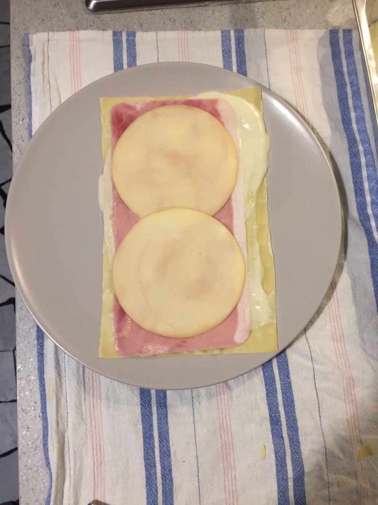 Rosette con prosciutto e formaggio al forno
