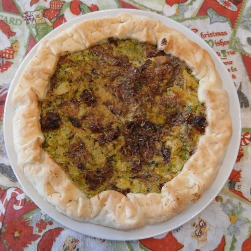 Torta salata con broccoli e pancetta croccante