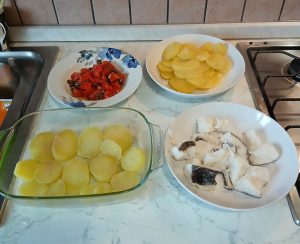 baccalà dissalato al forno con patate pomodorini e olive ricetta facile